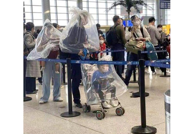 Yüz maskeleri tükenmeye başlayınca kendilerini virüsten korumaya çalışan yolcular, plastik şişeler ve hatta motosiklet kaskları kullanarak virüsün bulaşma riskine karşı önlem almaya çalıştı.