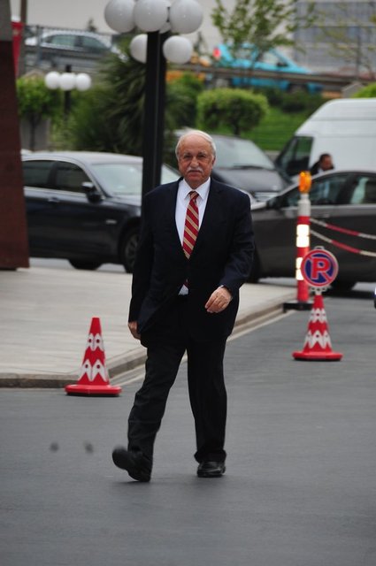 HÜSNÜ ÖZYEĞİN