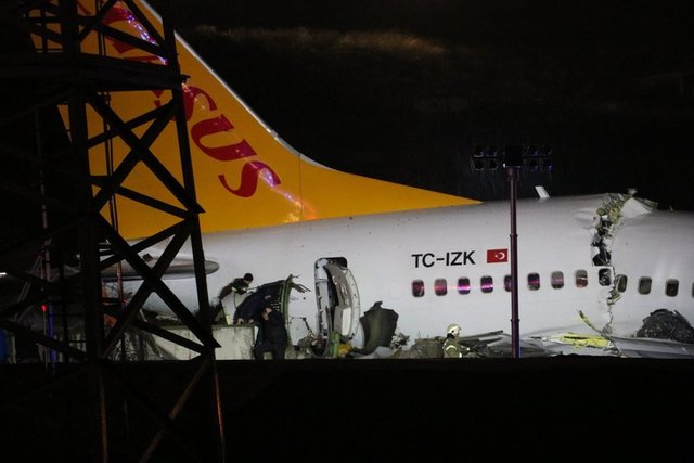 İSTANBUL VALİSİ YERLİKAYA'DAN AÇIKLAMA - İstanbul Valisi Ali Yerlikaya, Sabiha Gökçen Havalimanı'nda pistten çıkan uçağa ilişkin, "Olay yerine 112 Acil, İtfaiye ve AFAD ekipleri sevk edilmiş, yolcuların güvenli şekilde tahliye çalışmaları başlatılmıştır." ifadelerini kullandı.