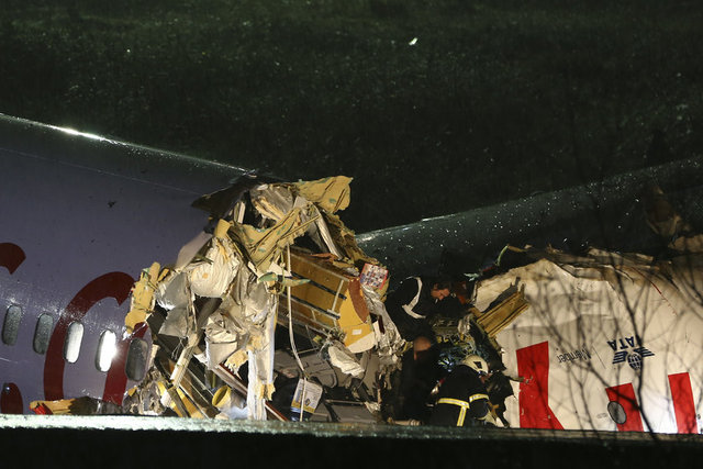 Turhan, havalimanında pistten çıkan uçağa ilişkin şunları kaydetti: - "İzmir-İstanbul seferini yapan uçak 18.40 civarından pistten çıkarak kırıma uğradı. Şu anda yolcuların tahliyesini ekiplerimiz yapıyor. Şu ana kadar herhangi bir kayıp yok. Yaralanmalar var. 175 artı 2 yolcumuz var. Elimizdeki bilgiler bunlar."