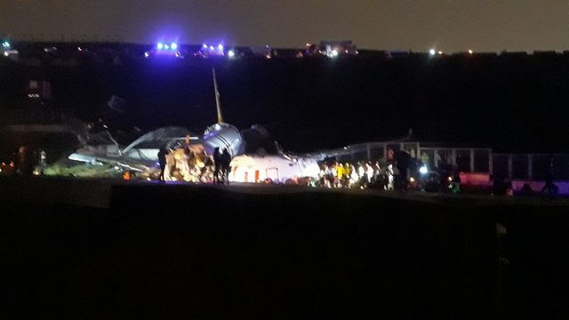 Pegasus Hava Yolları'ndan konuya ilişkin yapılan açıklamada, "İzmir Adnan Menderes-Sabiha Gökçen seferini yapan PC2193 sefer sayılı TC-IZK kuyruk tescilli uçağımız, bugün İstanbul Sabiha Gökçen Havalimanı'na iniş yaptıktan sonra pistten çıkmıştır. An itibarıyla, can kaybı bulunmuyor, yaralı yolcularımız hastanelere sevk ediliyor. Gelişmelerle ilgili bilgi verilmeye devam edilecektir." ifadelerine yer verildi.