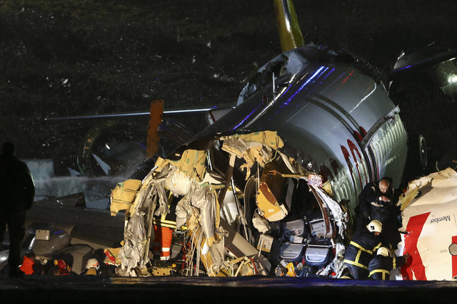 Yerlikaya, Twitter hesabından kazaya ilişkin yaptığı paylaşımda, şunları kaydetti: - "İzmir-İstanbul seferini yapan bir yolcu uçağı,Sabiha Gökçen Havalimanı'na iniş yaptıktan kısa bir süre sonra pistten çıkmıştır. Olay yerine 112 Acil, İtfaiye ve AFAD ekipleri sevk edilmiş, yolcuların güvenli şekilde tahliye çalışmaları başlatılmıştır."