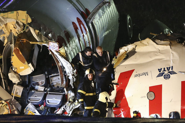 Konunun aktarılması üzerine olay yerine çok sayıda itfaiye ve sağlık ekibi sevk edildi. Uçakta çıkan yangın itfaiye ekiplerince söndürüldü. Hasar oluşan uçaktaki yolcular tahliye ediliyor.