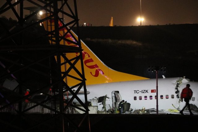 Bu arada, Sabiha Gökçen Havalimanı'na inmesi gereken uçakların İstanbul Havalimanı'na yönlendirildiği öğrenildi. Üç parçaya ayrıldığı görülen uçakta ilk belirlemelere göre can kaybı olmadığı ancak yaralıların bulunduğu öğrenildi. İstanbul Valisi Ali Yerlikaya ve İstanbul Emniyet Müdürü Mustafa Çalışkan kaza bölgesine hareket etti.