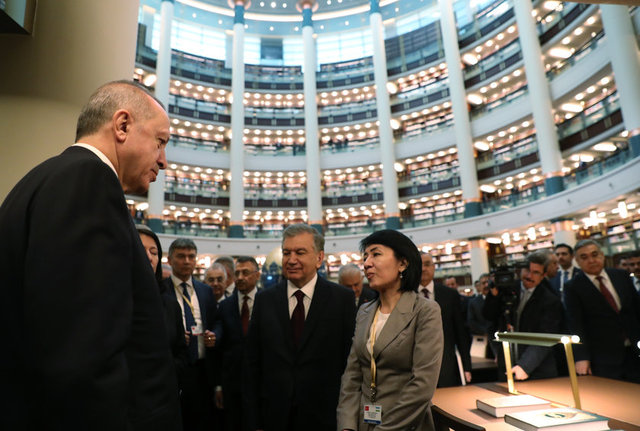 Türkiye Cumhurbaşkanı Recep Tayyip Erdoğan ve Özbekistan Cumhurbaşkanı Şevket Mirziyoyev Cumhurbaşkanlığı Külliyesi'ndeki Millet Kütüphanesi'nin açılış törenine katıldı.