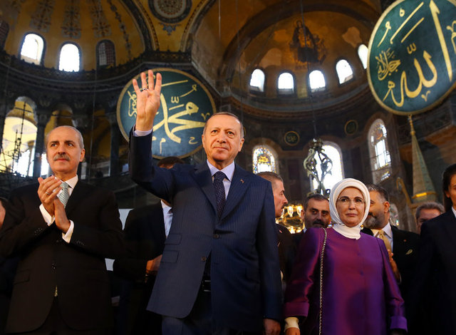RECEP TAYYİP ERDOĞAN - Ayasofya'yı birçok kez ziyaret eden Cumhurbaşkanı Recep Tayyip Erdoğan, müze gezilerinden birini eşi Emine Erdoğan ve AK Parti Genel Başkan Yardımcısı Numan Kurtulmuş ile birlikte yaptı. (2018)
