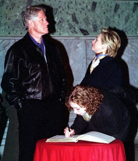 BILL CLINTON  - Dönemin ABD Başkanı Bill Clinton, Ayasofya'yı eşi Hillary Clinton ve kızı Chelsea Clinton ile birlikte gezerek hatıra defterini imzaladı. (2000)