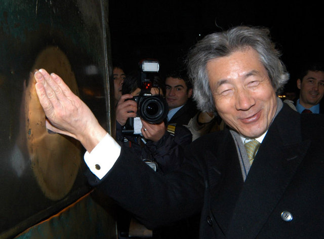JUNICHIRO KOIZUMI  - Dönemin Japonya Başbakanı Junichiro Koizumi, Ayasofya'da 'Ağlayan Sütun'un yanında fotoğraf çektirdi. (2006)