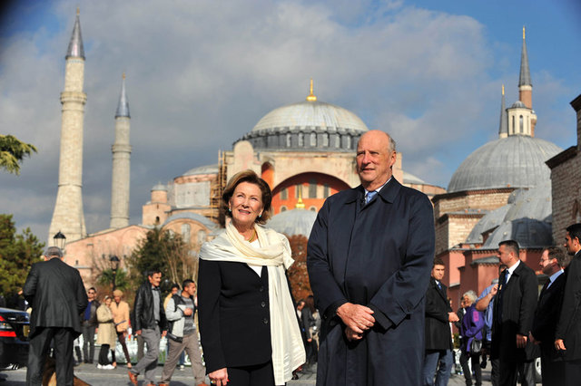 NORVEÇ KRALI V. HARALD - NORVEÇ KRALİÇESİ SONJA - Norveç Kralı V. Harald ile eşi Kraliçe Sonja, Ayasofya'nın yanı sıra Sultanahmet Camii'ni de gezdi. Kraliçe Sonja, Sultanahmet Camii'nin gezisi sırasında başını örttü. (2013)