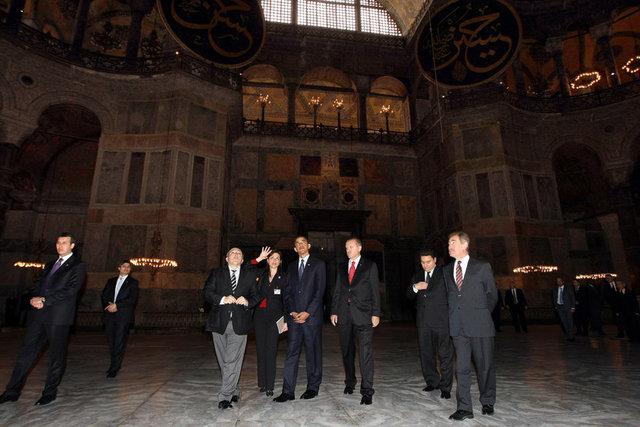 BARACK OBAMA - Dönemin ABD Başkanı Barack Obama'ya Ayasofya gezisinde kendisine o dönem başbakan olan Recep Tayyip Erdoğan eşlik etti. (2009)