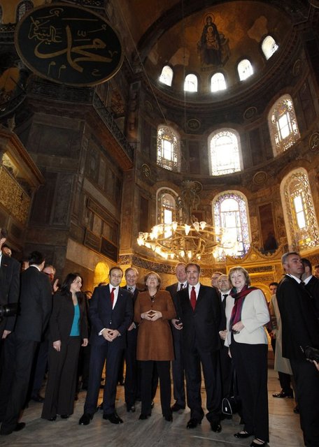 ANGELA MERKEL  - Almanya Başbakanı Angela Merkel de Ayasofya'nın etkileyici güzelliğine kayıtsız kalamadı. (2010)