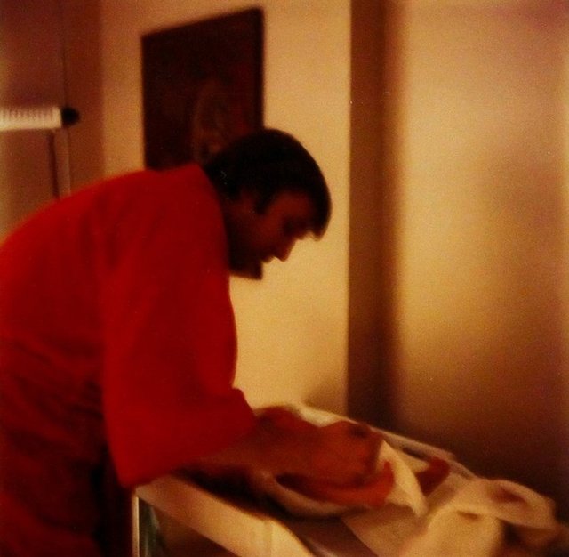 Donald Trump, Eric Trump'ın bezini değiştirirken görülüyor.