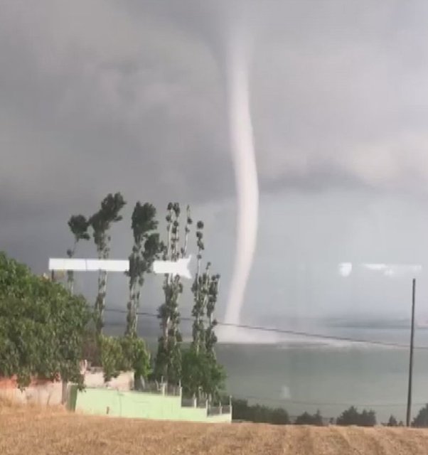 İstanbul'da etkili olan kuvvetli yağışlar sırasında Büyükçekmece-Hadımköy bölgesinde hortum meydana geldi.