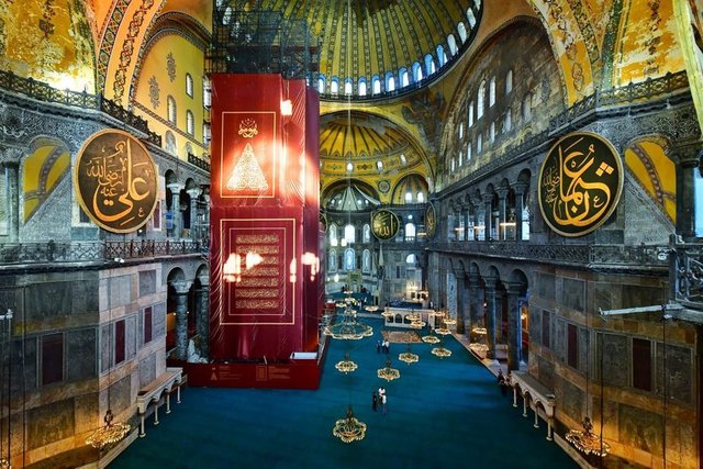 İstanbul Valisi Ali Yerlikaya, 86 yıl sonra yeniden ibadete açılacak Ayasofya-i Kebir Cami-i Şerifi'nde açılış için hazırlıkların tamamlandığını belirterek, cami içinden fotoğraf paylaştı.