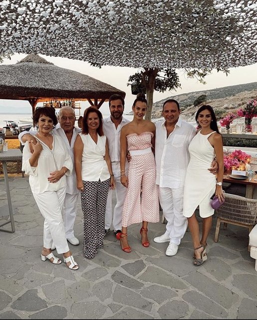HÜLYA KOÇYİĞİT, SELİM SOYDAN, GÜLŞAH ALKOÇLAR, ENGİN ALTAN DÜZYATAN, ASLIŞAH ALKOÇLAR, ENDER ALKOÇLAR, NESLİŞAH DÜZYATAN