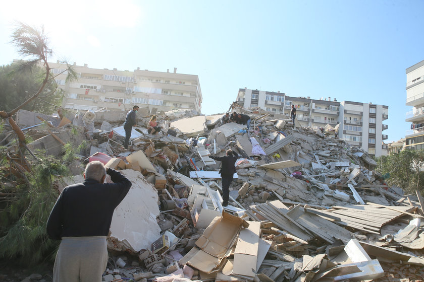 Izmir Deprem Son Dakika Izmir De 6 6 Buyuklugunde Deprem 25 Kisi Oldu 804 Kisi Yarali Gundem Haberleri