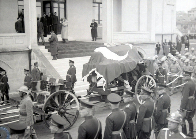MUSTAFA KEMAL ATATÜRK'ÜN CENAZESİ, ETNOGRAFYA MÜZESİ'NİN BAHÇESİNDEKİ KATAFALKA YERLEŞTİRİLDİ
