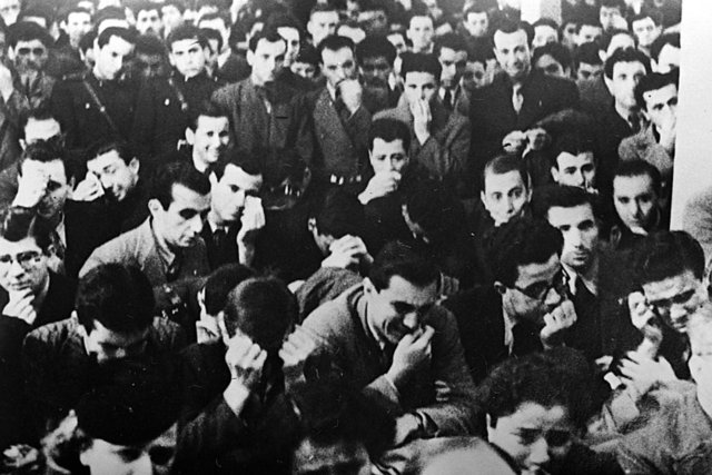 MUSTAFA KEMAL ATATÜRK'ÜN VEFAT ETTİĞİNİ ÖĞRENEN YURTTAŞLAR, DOLMABAHÇE SARAYI'NIN ÖNÜNDE TOPLANDI