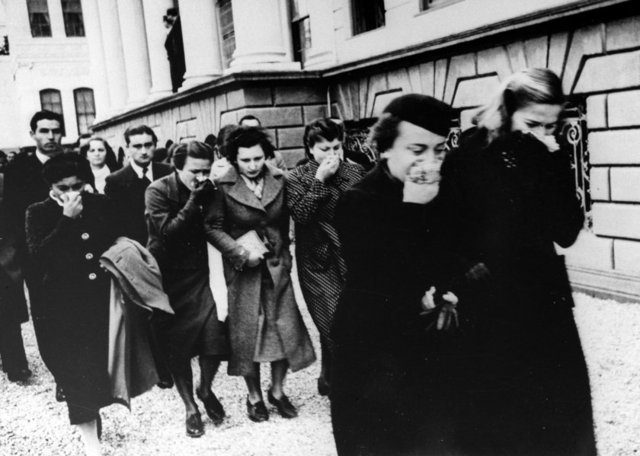 YURTTAŞLAR, MUSTAFA KEMAL ATATÜRK'E SAYGI DURUŞUNDA BULUNMAK İÇİN DOLMABAHÇE SARAYI'NA AKIN ETTİ
