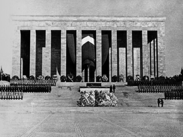 MUSTAFA KEMAL ATATÜRK'ÜN CENAZESİ, DEVLET TÖRENİYLE ANITKABİR'E DEFNEDİLDİ