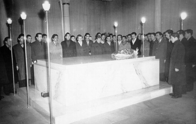 MUSTAFA KEMAL ATATÜRK'ÜN AÇILMADAN ÖNCE GEÇİCİ MEZARI BAŞINDA ÜNİVERSİTE ÖĞRENCİLERİ NÖBET TUTTU