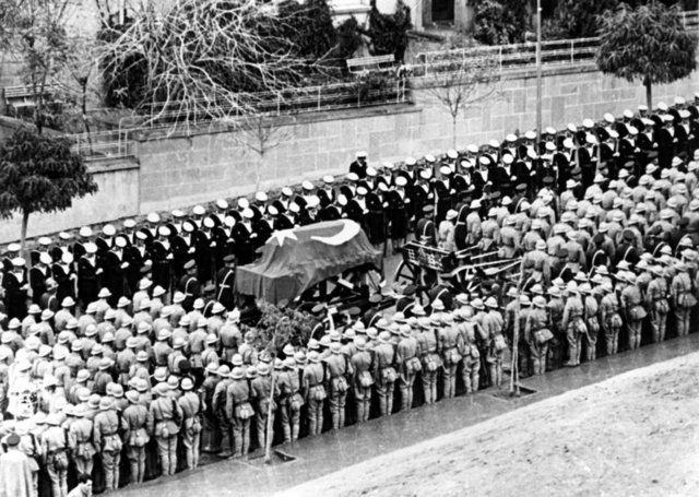 MUSTAFA KEMAL ATATÜRK'ÜN CENAZESİ ETNOGRAFYA MÜZESİ'NE NAKLEDİLİRKEN KORTEJ TALAT PAŞA BULVARI'NDAN GEÇTİ