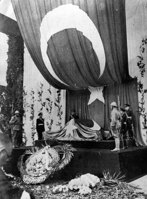 MUSTAFA KEMAL ATATÜRK'ÜN CENAZESİ, TBMM'NİN ÖNÜNDEKİ KATAFALKA YERLEŞTİRİLDİ