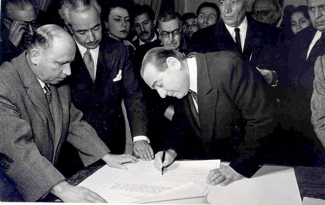 DÖNEMİN BAŞBAKANI ADNAN MENDERES, MUSTAFA KEMAL ATATÜRK'ÜN GEÇİCİ MEZARININ AÇILMA PROTOKOLÜNÜ İMZALADI