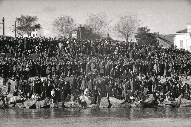 YURTTAŞLAR, MUSTAFA KEMAL ATATÜRK'ÜN CENAZESİNİN YAVUZ ZIRHLISI'NA GÖTÜRÜLÜŞÜNÜ SAHİLDEN TAKİP ETTİ
