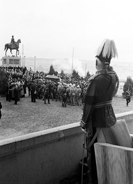 İNGİLİZ FELDMAREŞALİ WILLIAM RIDDELL BIRDWORD ÇANAKKALE'DE KARŞISINDA SAVAŞTIĞI MUSTAFA KEMAL ATATÜR'KE SAYGI DURUŞUNDA BULUNDU