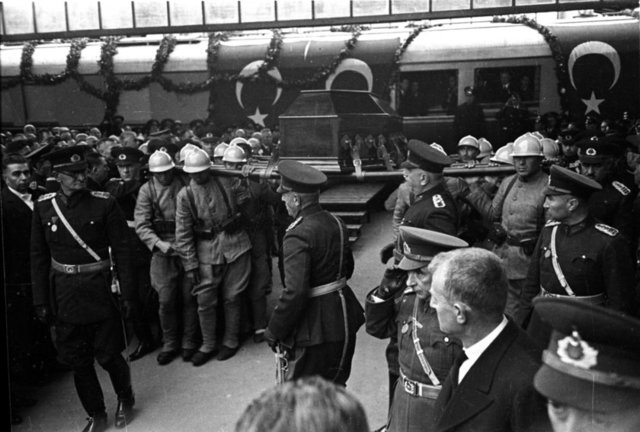 MUSTAFA KEMAL ATATÜRK'ÜN CENAZESİ, ANKARA'YA İZMİT'TEN GETİRİLDİ 