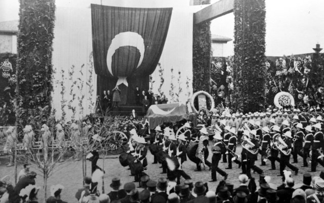 MUSTAFA KEMAL ATATÜRK'ÜN CENAZESİ TBMM'NİN ÖNÜNDEN ALINARAK ETNOGRAFYA MÜZESİ'NE NAKLEDİLDİ