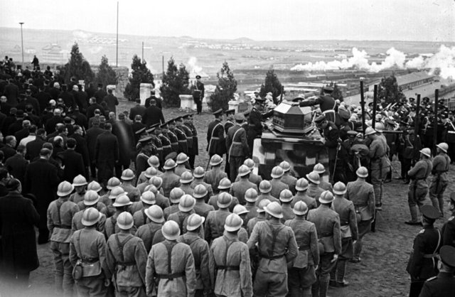 MUSTAFA KEMAL ATATÜRK'ÜN CENAZESİ ETNOGRAFYA MÜZESİ'NİN BAHÇESİNDEKİ KATAFALKA YERLEŞTİRİLDİ