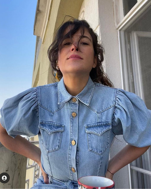 AYŞE BOYNER, TASARIMLARINI DOĞAL KUMAŞLARDAN ÜRETİYOR.