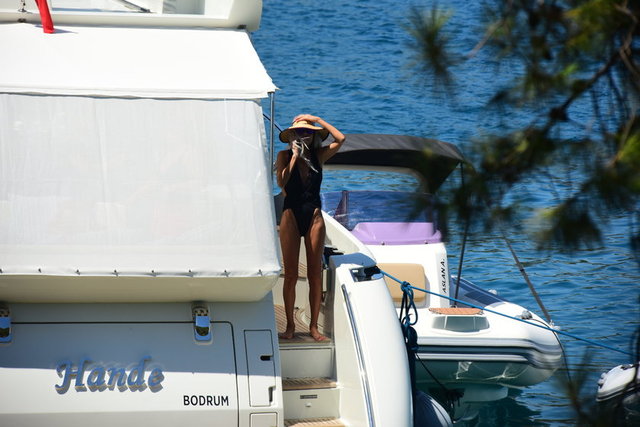 HANDE DEMİR KENDİ İSMİNİ VERDİĞİ TEKNESİ 'HANDE'DE ÇOCUKLARIYLA BİRLİKTE TATİL YAPTI.