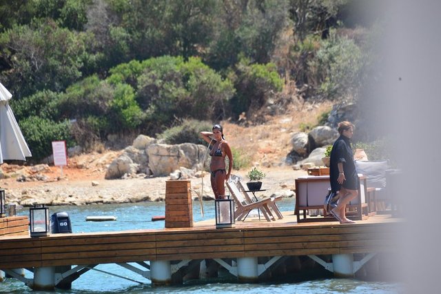 YAZ TATİLİ BOYUNCA BRONZLAŞAN ŞEBNEM ÇAPA BODRUM'DA EŞİYLE BİRLİKTE TATİL YAPTI.