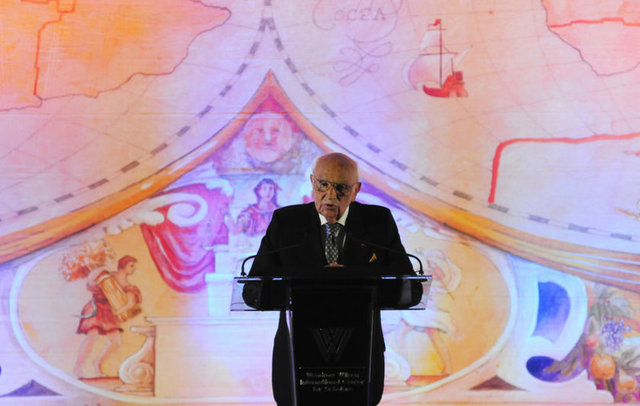 YAHUDİ BİR AİLENİN ÇOCUĞU OLARAK DÜNYAYA GELEN KAMHİ, İSTANBUL'DA DOĞDU VE SAINT MICHEL LİSESİ'NDEN SONRA YILDIZ TEKNİK ÜNİVERSİTESİ'NDEN MEZUN OLDU.