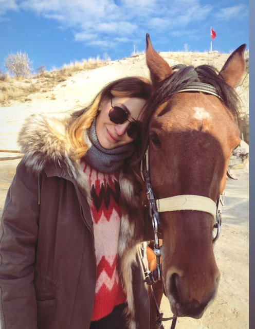 BURCU ERÇİL, TÜRKİYE'NİN EN ÖNEMLİ TARİHİ VE KÜLTÜREL ZENGİNLİKLERİNİ BARINDIRAN KAPADOKYA'DA TATİL YAPIYOR. 