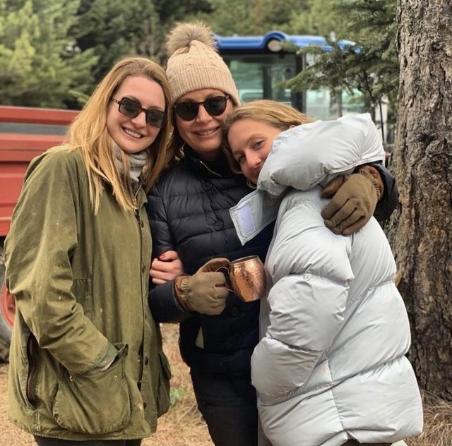 ESRA, CAROLİNE, AYLİN KOÇ YENİ YILIN İLK KARESİNİ PAYLAŞTI.