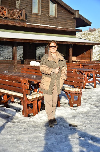 CEMİYET HAYATININ TANINMIŞ SİMALARINDAN NİLÜFER BULUT YENİ YILI ULUDAĞ'DA KARŞILADI.