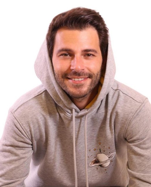 HAKAN SABANCI SOSYAL BEN VAKFI İÇİN TASARLADIĞI ÜRÜNLER İÇİN KAMERA KARŞISINA GEÇTİ.