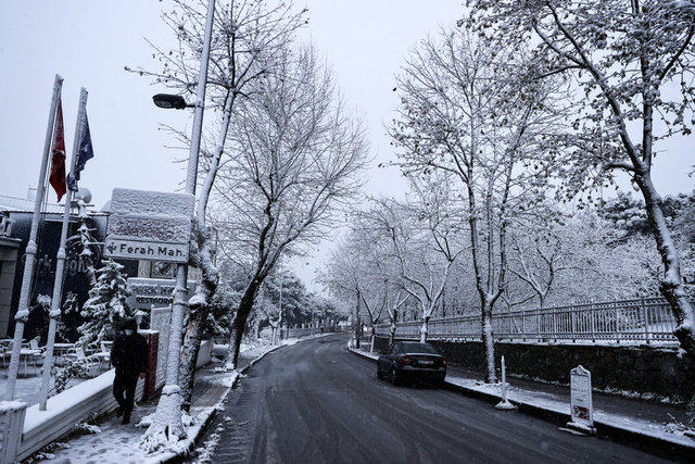 Meteoroloji Genel Müdürlüğü'nün yaptığı yoğun kar uyarısının ardından günün ilk saatlerinde etkisini gösteren kar yağışı, sabahın ilk ışıklarıyla birlikte tüm İstanbul'da etkisini gösterdi.