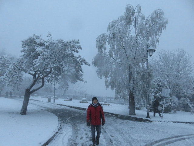 Meteoroloji Genel Müdürlüğü'nün yaptığı yoğun kar yağışı uyarısının ardından İstanbullular güne kar yağışıyla uyandı. 