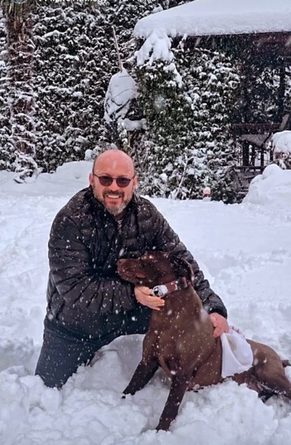 METE VARDAR KÖPEĞİYLE BİRLİKTE KARDA OYNADI.