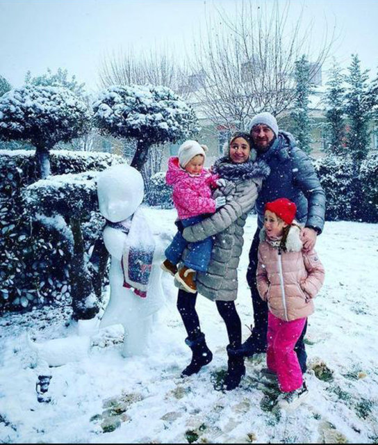 NURİ-TUBA DEVELİ ÇİFTİ ÇOCUKLARIYLA BİRLİKTE EVLERİNİN BAHÇESİNDE YAPTIKLARI KARDAN ADAMLA POZ VERDİLER.