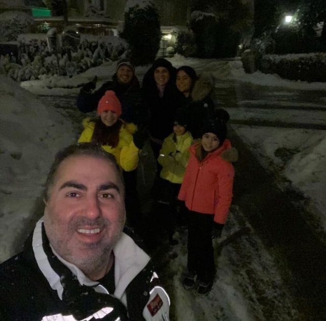 MUTLU BİR AİLE HAYATI OLAN GÖKHAN AYAYDIN, KAR YAĞINCA ÇOCUKLARI VE EŞİNİ ALIP DIŞARI ÇIKTI.