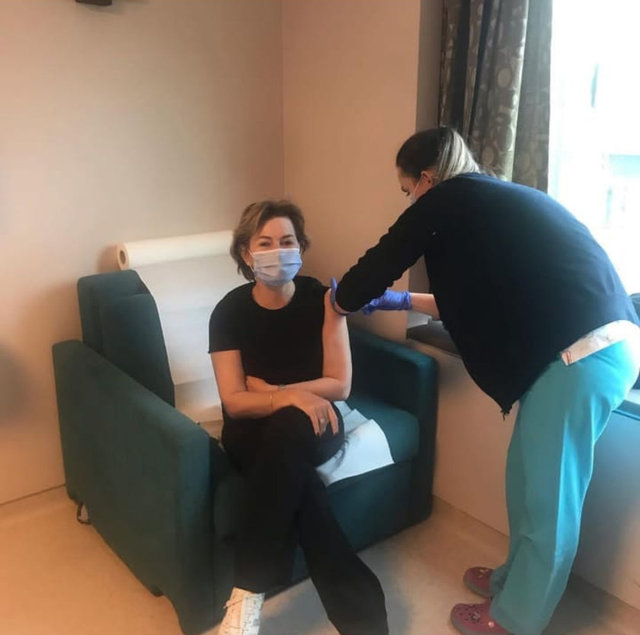 ÖZLEM CANKURTARAN KORONAVİRÜS AŞISINI ÇALIŞTIĞI HASTANEDE YAPTIRDI.
