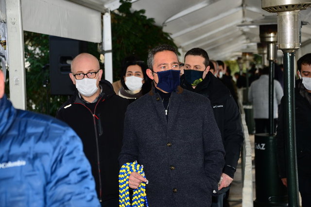 FENERBAHÇE SPOR KULÜBÜ BAŞKANI ALİ KOÇ, AĞABEYİ MUSTAFA KOÇ'U ANMAK ÜZERE ZİNCİRLİKUYU MEZARLIĞI'NDA YAPILAN TÖRENDEYDİ.