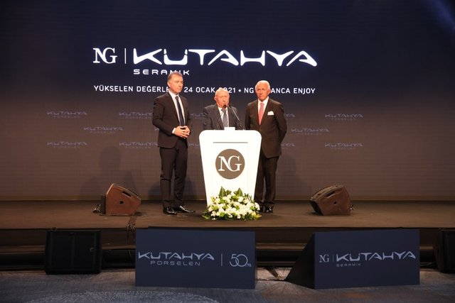 GÜRALLAR GRUBUNUN  YÖNETİM KURULU BAŞKANLIĞI GÖREVİNİ YAPAN RIZA GÜRAL, SAHNEYE NAFİ GÜRAL VE ERKAN GÜRAL'LA BİRLİKTE ÇIKTI. -   -  