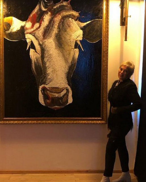 SANATÇI SEDA GAZİOĞLU'NUN 'AFİYET OLSUN' BAŞLIKLI SERGİSİNE GİDEN LEYLA HANIM, SOSYAL MEDYADAN FOTOĞRAFLAR PAYLAŞTI